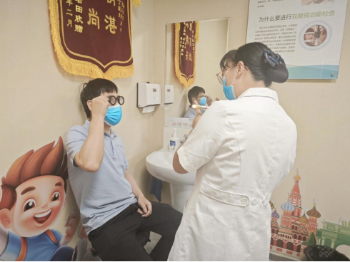 男子假期猛刷手机刷出“斗鸡眼”看东西重影！医生：避免高强度近距离用眼(图1)
