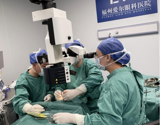 男子假期猛刷手机刷出“斗鸡眼”看东西重影！医生：避免高强度近距离用眼(图2)